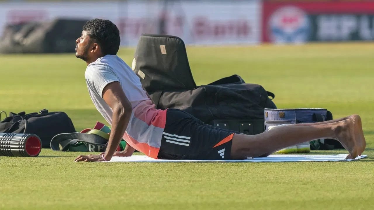 टीम इंडियाच्या खेळाडूंमागे दुखापतीचं ग्रहण लागलंय. ऑस्ट्रेलिया दौऱ्यात श्रेयस अय्यर याला दुखापत झाली. त्यानंतर शुबमन गिल याला दक्षिण आफ्रिकेविरुद्ध 2 वेळा दुखापत झाली. त्यानंतर आता टीम इंडियाच्या आणखी एका फलंदाजाला दुखापत झाली आहे. या भारतीय खेळाडूला बरगड्यात दुखापत झाली आहे. (Photo Credit: PTI)