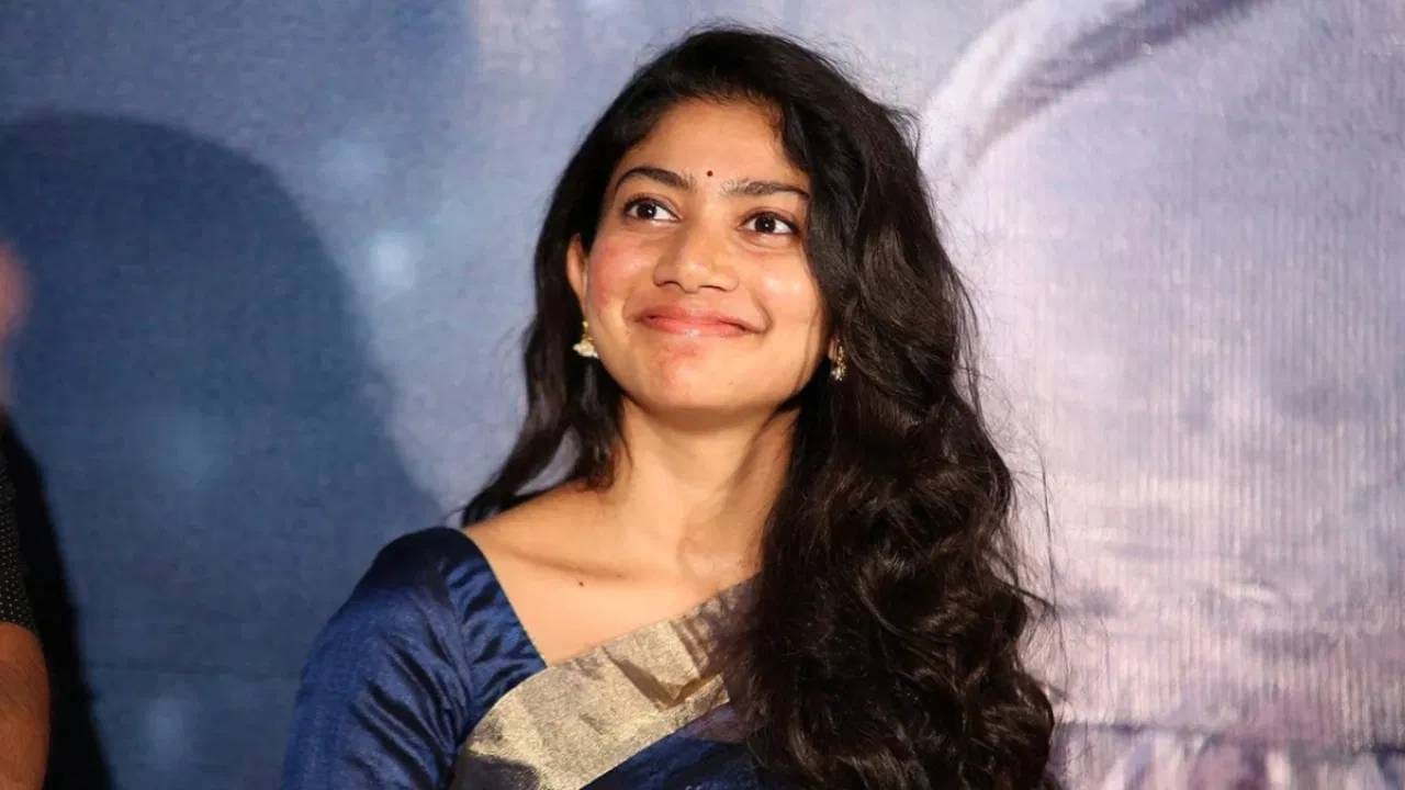 साई पल्लवी अन्य अभिनेत्रींपेक्षा बिलकुल वेगळी आहे. ती तिच्या चित्रपटात नो मेकअप लूकमध्ये दिसते. ना तिच्या चित्रपटांमध्ये ती छोटे कपडे परिधान करते.  