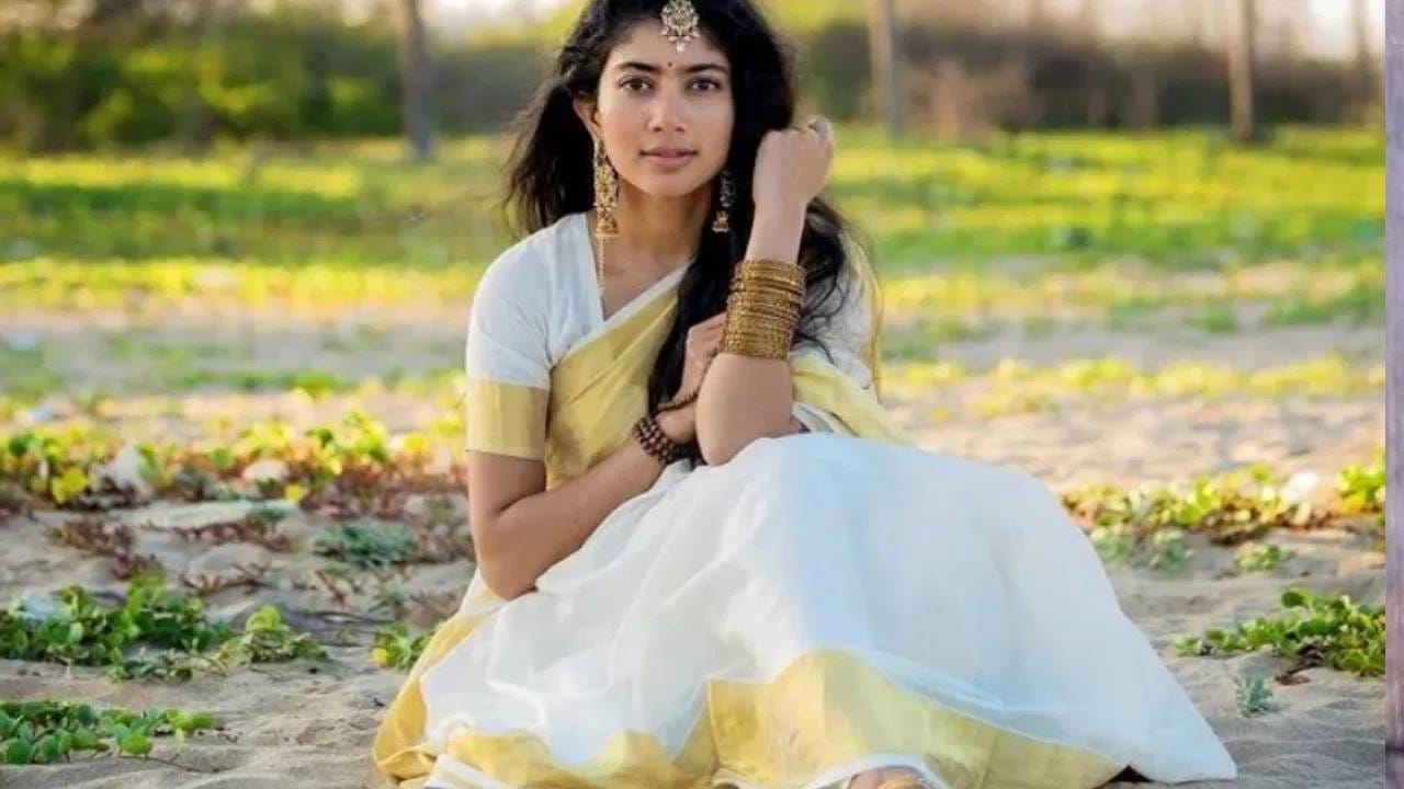 तिच्यासोबत घडलेल्या या घटनेबद्दल साई स्वत: बोलली आहे. साईने कॉलेजमध्ये असताना एका डान्स कॉम्पिटिशनमध्ये सहभाग घेतला होता. त्यासाठी स्लिट वाला ड्रेस घातलेला. 