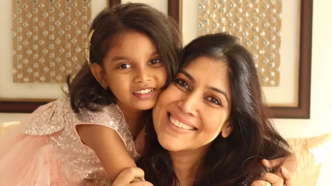 टीव्ही क्षेत्रासह तिने बॉलिवूडमधील अनेक चित्रपटांमध्ये काम केलं आहे. ज्यामध्ये 'दंगल', 'मोहल्ला अस्सी', 'सम्राट पृथ्वीराज'  अशा अनेक चित्रपटांचा समावेश आहे. 