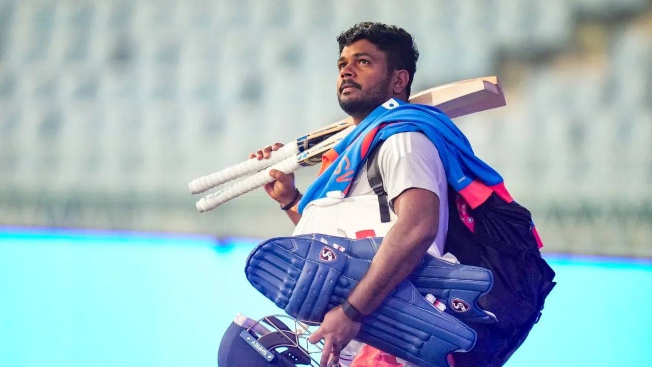 संजू सॅमसन पहिल्यांदाच होम ग्राउंडवर आंतरराष्ट्रीय सामना खेळण्यासाठी उतरणार आहे. या मैदानात संजू सॅमसन लहानपणापासून खेळत आहे. पण पहिल्यांदाच भारताच्या जर्सीत या मैदानात उरणार आहे. त्यामुळे चाहत्यांचा उत्साह शिगेला पोहोचला आहे. (फोटो- PTI)