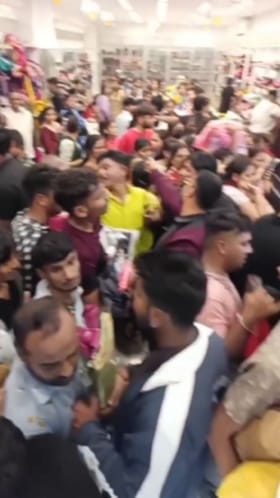 छत्रपती संभाजीनगर : साडी खरेदीसाठी महिलांची प्रचंड गर्दी.