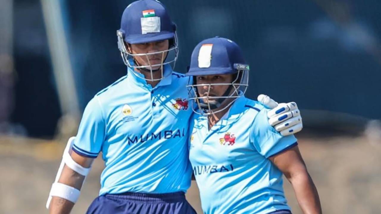 विजय हजारे ट्रॉफी स्पर्धेत सरफराज हा मुंबईचा सर्वाधिक धावा करणारा फलंदाज आहे. त्याने सहा डावांमध्ये 303 धावा केल्या आहेत. यापूर्वी त्याने गोव्याविरुद्ध 157 आणि उत्तराखंडविरुद्ध अर्धशतक झळकावले होते. (फोटो- Sarfaraz Khan Instagram)