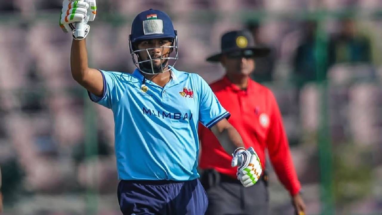 सरफराज खानने विजय हजारे ट्रॉफीमध्ये सर्वात जलद अर्धशतक पूर्ण करण्याचा विक्रम रचला आहे. सरफराज खानने अतित सेठचा विक्रम मोडीत काढला आहे. त्याने 2020-21 मध्ये बडोद्याकडून खेळताना छत्तीसगडविरुद्ध 16 चेंडूत अर्धशतक ठोकले होते. (फोटो- Sarfaraz Khan Instagram)