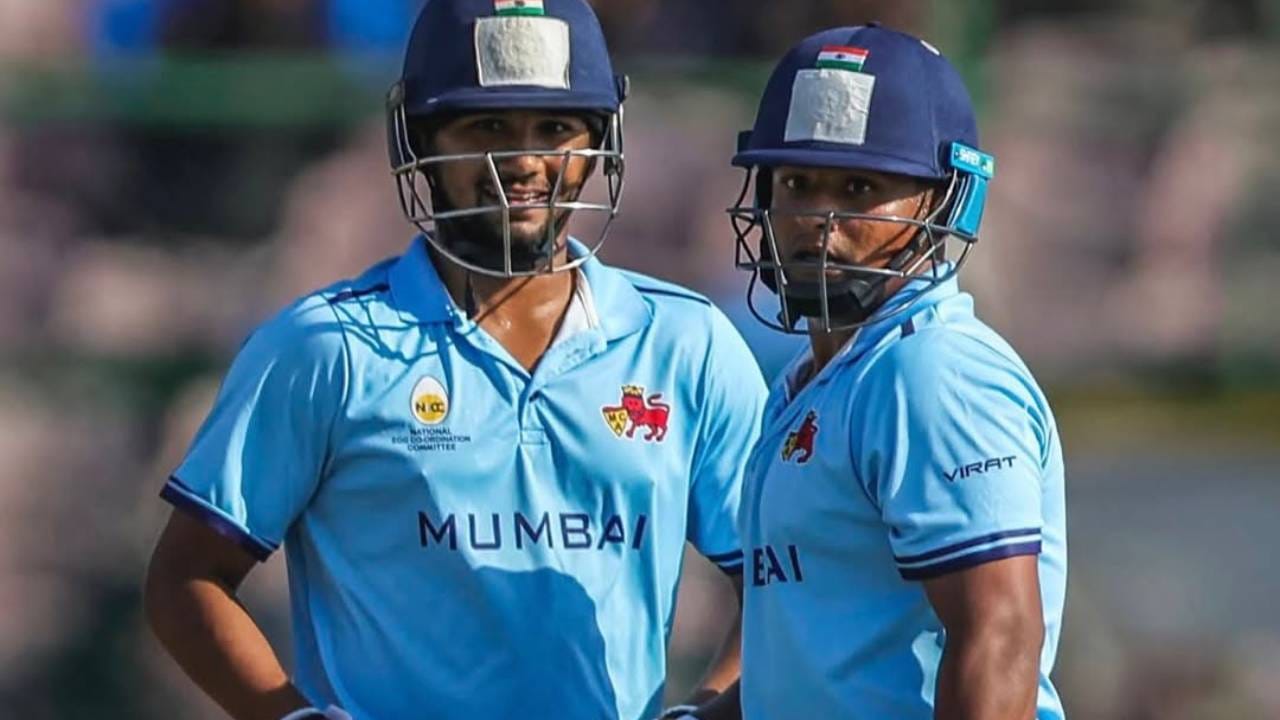 सरफराजने अभिषेकच्या षटकात 3 षटकार आणि 3 मारले. त्याने पहिल्या चेंडूवर एक षटकार, दुसऱ्या चेंडूवर चौकार, तिसऱ्या चेंडूवर षटकार, चौथ्या चेंडूवर चौकार, पाचव्या चेंडूवरही षटकार आणि सहाव्या चेंडूवर चौकार मारला. (फोटो- Sarfaraz Khan Instagram)