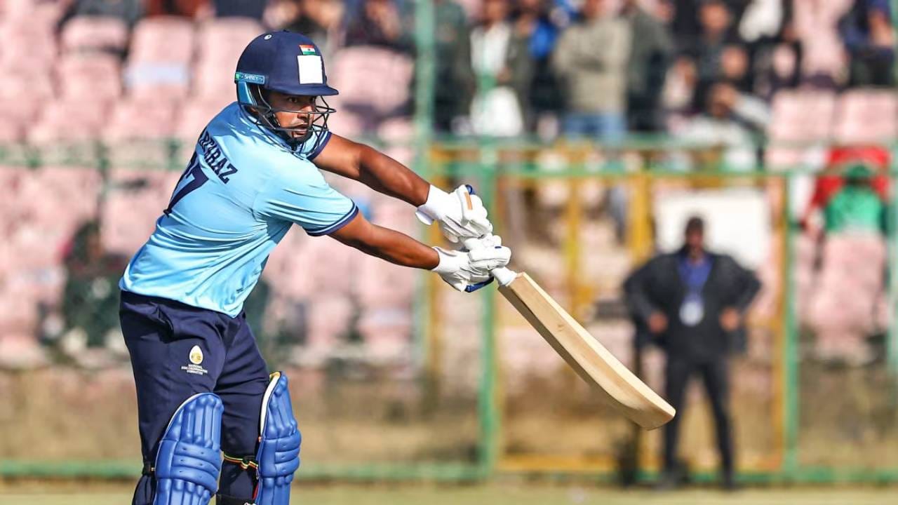 सरफराज खानने फक्त 20 चेंडूंचा सामना करत 7 चौकार आणि 5 षटकारांसह 62 धावा केल्या. सरफराजच्या अर्धशतकाचे वैशिष्ट्य म्हणजे त्याने पंजाबचा स्फोटक फलंदाज अभिषेक शर्माने टाकलेल्या एका षटकात एकूण 30 धावा काढल्या. (Photo- PTI)