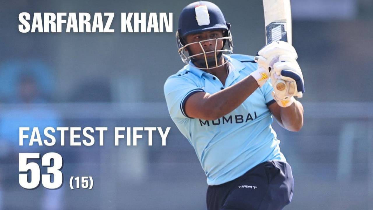 विजय हजारे ट्रॉफीमध्ये मुंबईकडून खेळणाऱ्या सरफराज खानने पंजाबविरुद्ध स्फोटक अर्धशतक झळकावले. जयपूरमध्ये झालेल्या या सामन्यात पंजाबने दिलेल्या 216 धावांच्या लक्ष्याचा पाठलाग करताना अवघ्या 15 चेंडूत आपले अर्धशतक पूर्ण केले. दुर्दैवाने या सामन्यात मुंबईचा एका धावेने पराभव झाला. (फोटो- BCCI Domestic Twitter)