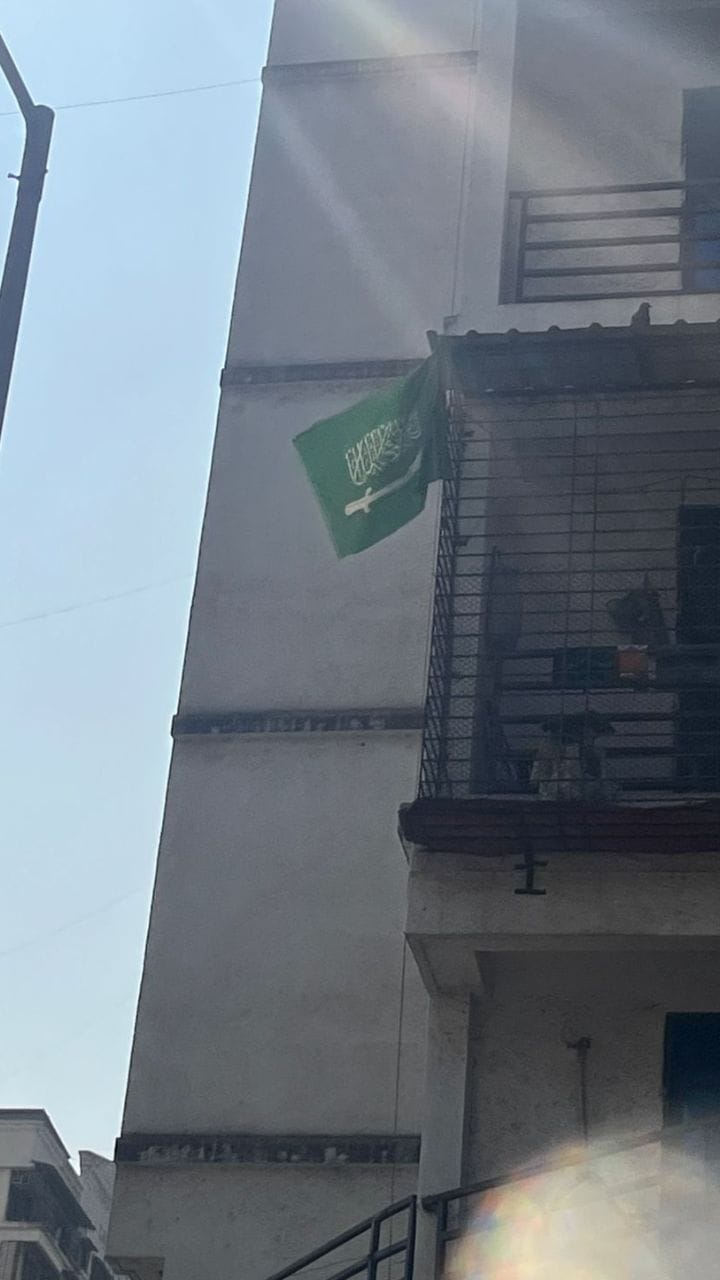 Video : नवी मुंबईतील घराच्या घराच्या खिडकीवर सौदी अरेबियाचा ध्वज