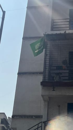 Video : नवी मुंबईतील घराच्या घराच्या खिडकीवर सौदी अरेबियाचा ध्वज.