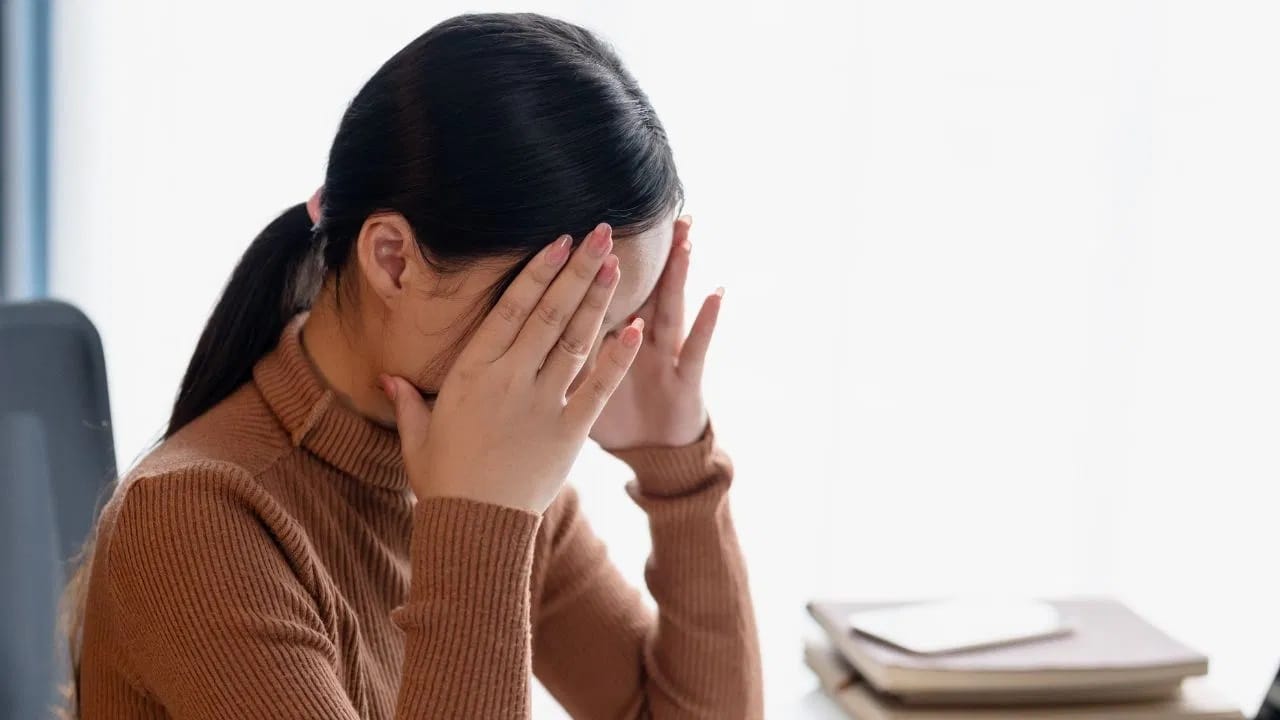 असंतुलित आहार आणि जास्त कॅफिनमुळे देखील डोकेदुखी होऊ शकते. त्यामुळे हिवाळ्यात आहाराकडे देखील विशेष लक्ष द्या. हलके आणि पौष्टिक जेवण घ्या आणि कॅफिनचे सेवन मर्यादित करा.