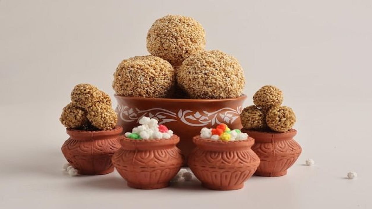 कढईत तिळ मंद आचेवर हलके गुलाबी होईपर्यंत भाजून घ्या त्यानंतर बाजूला ठेवा.  त्याच कढईत शेंगदाणे भाजून सोलून घ्या.  तिळ आणि शेंगदाणे थंड झाल्यावर मिक्सरमध्ये जाडसर पूड करा.