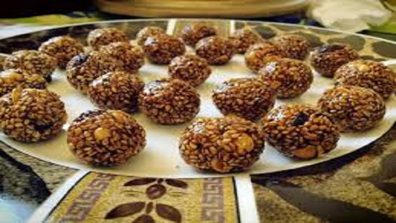 कढईत तूप गरम करून त्यात किसलेला गूळ घालून वितळवा. गूळ वितळल्यावर गॅस बंद करून त्यात तिळ–शेंगदाण्याची पूड व वेलची पूड घाला. मिश्रण नीट मिसळून गरम असतानाच हाताने लाडू वळा.