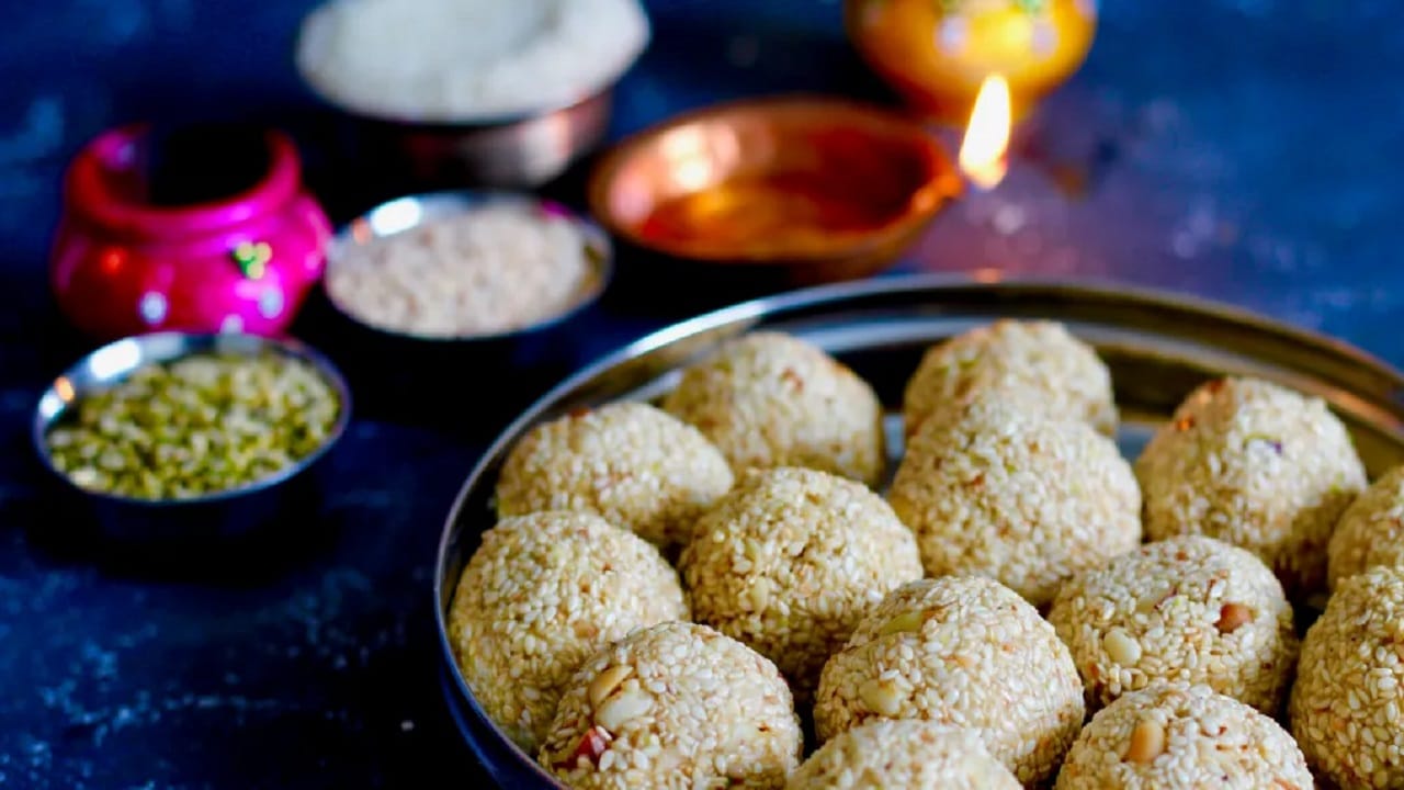 तिळ–शेंगदाण्याची पूड गरम असताच लवकर लाडू तयार करा. कारण गुळ असल्यामुळे मिश्रण लवकर घट्ट होईल. लाडू तयार झाल्यानंतर थंड झाल्यावर हवाबंद डब्यात साठवा. तयार झालेले लाडू चविष्ट, पौष्टिक आणि हिवाळ्यासाठी खूपच उपयुक्त आहेत. 