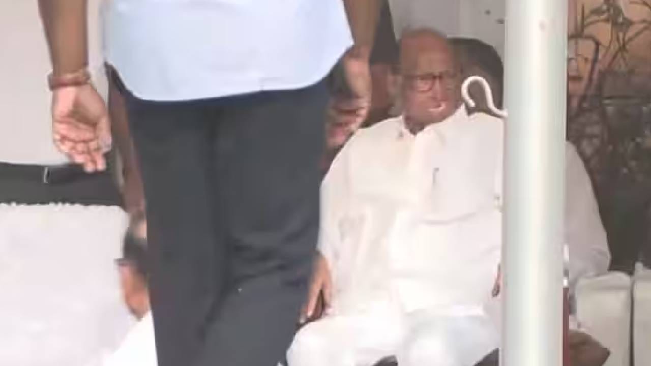 जिल्हा परिषद आणि पंचायत समिती निवडणुकीच्या प्रचारासाठी बुधवारी सकाळी बारामती तालुक्यात येत असताना विमान कोसळून झालेल्या अपघातात उपमुख्यमंत्री अजित पवार यांच्यासह पाच जणांचा मृत्यू झाला. 
