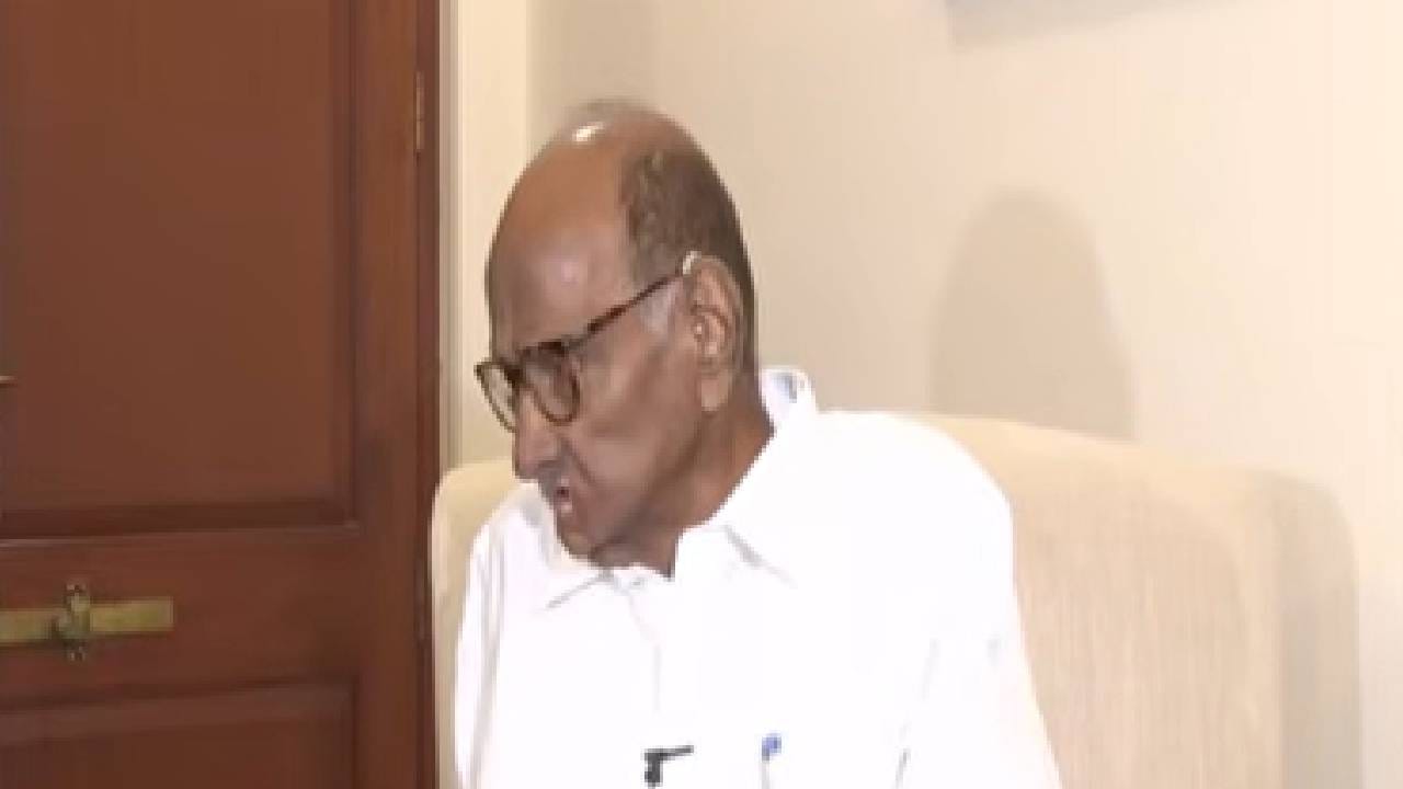 पहिलं स्टेटमेंट होतं. "दोन्ही राष्ट्रवादीच्या विलिनीकरणाची चर्चा झालेली. याविषयीचा निर्णय 12 तारखेलाच जाहीर होणार होता" असा खुलासा शरद पवार यांनी केला. दुसरं स्टेटमेंट होतं, सुनेत्रा पवार यांच्या उपमुख्यमंत्री पदाच्या शपथविधीविषयी आपल्याला काहीच कल्पना नसल्याचे शरद पवार यांनी सांगितलं. 