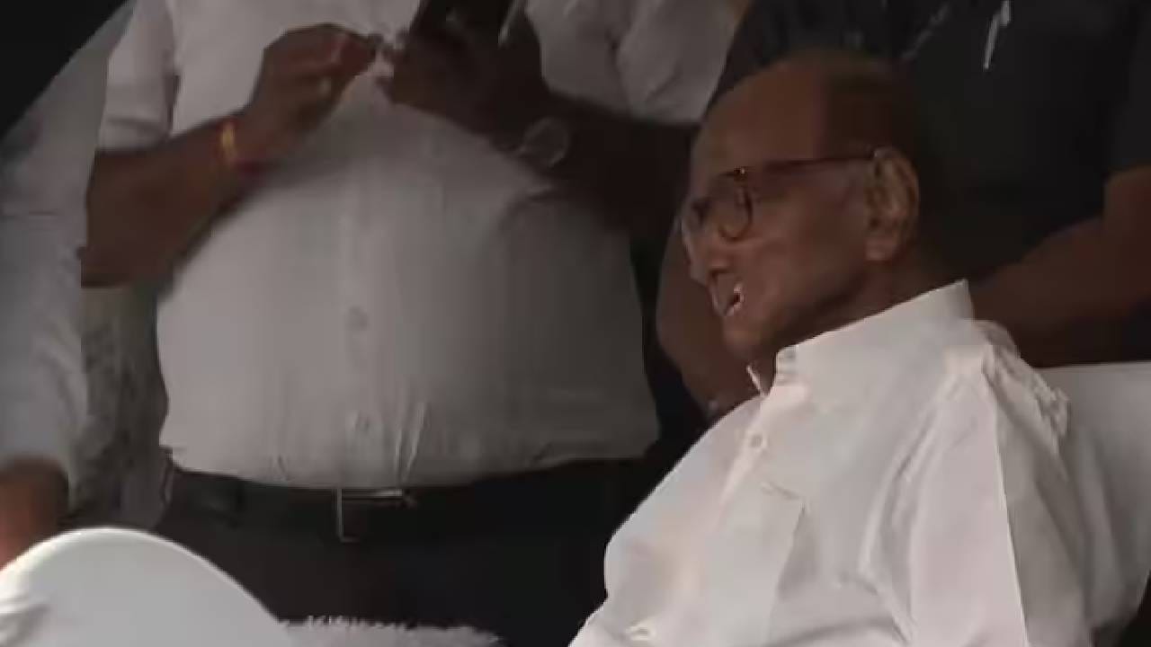 शरद पवार विद्या प्रतिष्ठानच्या मैदानावर पोहोचले असून यावेळी त्यांच्या चेहऱ्यावर नि:शब्द करणारे भाव दिसले. अजित पवार यांच्या निधनाने सबंध महाराष्ट्रावर शोककळा पसरली आहे. 
