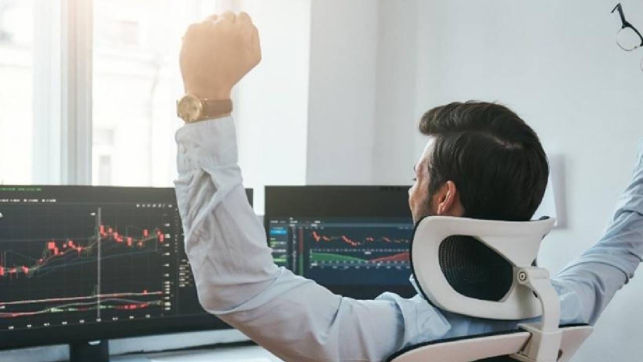 एक्सचेंजला दिलेल्या माहितीनुसार, बीटुबी सॉफ्टवेअर टेक्नॉलॉजी लिमिटेड कंपनीने 10 रुपयांच्या फेस व्हॅल्यूच्या एका शेअरवर एक रुपयांचा डिव्हिडंड देण्याचा निर्णय घेतला आहे. कंपनीने 6 फेब्रुवारी 2026 रोजी त्यासाठीची रेकॉर्ड डेट निश्चित केली आहे. पात्र गुंतवणूकदारांना 23 फेब्रुवारी ते 26 फेब्रुवारी 2026 या काळात डिव्हिडंड देण्यात येईल. कंपनी पहिल्यांदा लाभांश देणार आहे. 