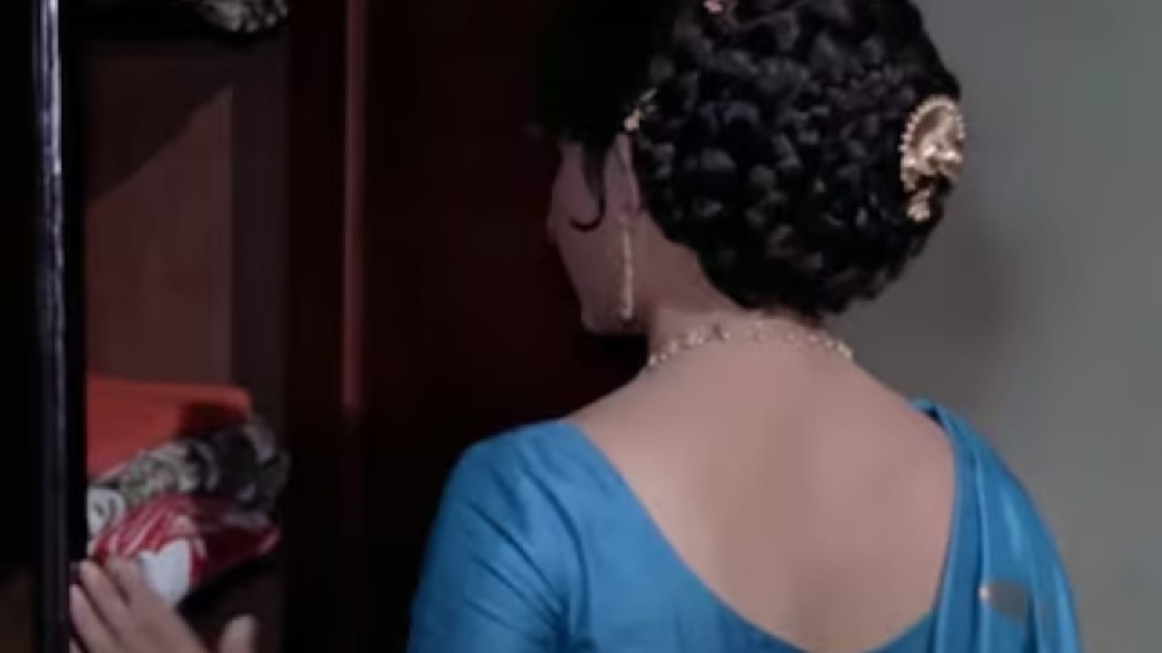 बॉलिवूड इंडस्ट्रीमध्ये अशा काही अभिनेत्री होत्या, ज्यांनी एका झटक्यात संपूर्ण इंडस्ट्रीची मानसिकता बदलून टाकली. ज्या काळात पडद्यावर अभिनेत्रींचा पदर थोडासाही सरकणं अपशकुन मानलं जायचं. 