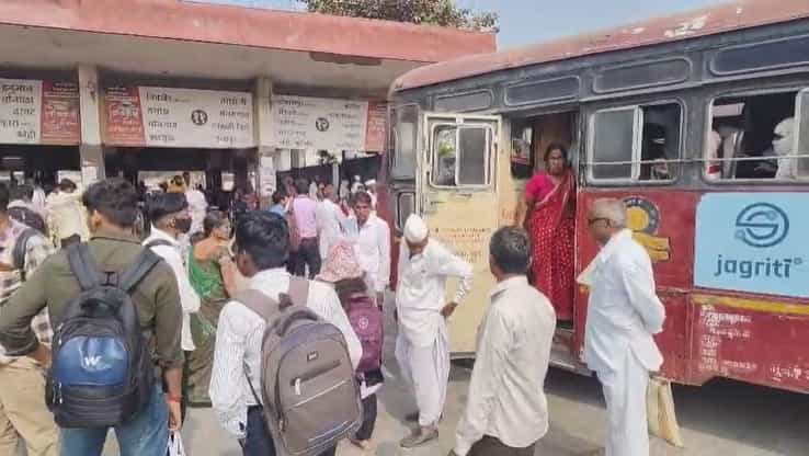 55 प्रवाशांची क्षमता असलेल्या एसटी बसेसमध्ये एरव्ही 90 ते 100 प्रवाशांची वाहतूक करीत असताना सुद्धा नागरिकांकडून तक्रारींचा पाढा सुरु आहे. जादा गर्दीने कंडक्टर आणि चालकाच्या सौजन्याला ही आता मर्यादा येत आहेत. शालेय विद्यार्थ्यांना बसमध्ये चढता न आल्यास त्यांचे पालक तक्रारी करीत असल्याने एसटी कर्मचाऱ्यांच्या नोकरीवर गदा आली आहे.