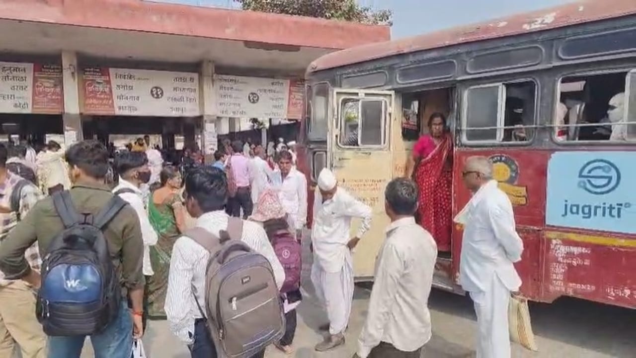 55 प्रवाशांची क्षमता असलेल्या एसटी बसेसमध्ये एरव्ही 90 ते 100 प्रवाशांची वाहतूक करीत असताना सुद्धा नागरिकांकडून तक्रारींचा पाढा सुरु आहे. जादा गर्दीने कंडक्टर आणि चालकाच्या सौजन्याला ही आता मर्यादा येत आहेत. शालेय विद्यार्थ्यांना बसमध्ये चढता न आल्यास त्यांचे पालक तक्रारी करीत असल्याने एसटी कर्मचाऱ्यांच्या नोकरीवर गदा आली आहे.