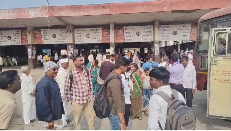 त्यामुळे शालेय विद्यार्थ्यांच्या तक्रारीला कंटाळून शेगावातील एसटी चालक आणि वाहकांनी नियमानुसार काम आंदोलन सुरु केले आहे. आता नियमानुसार एसटीच्या क्षमतेनुसारच प्रवासी बसमध्ये बसवण्याचा निर्णय घेतला आहे.