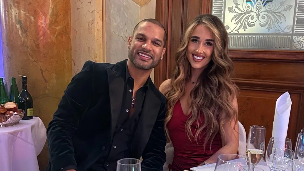 टीम इंडियाचा माजी फलंदाज गब्बर अर्थात शिखर धवन याने चाहत्यांना गूड न्यूज दिली आहे. शिखर आणि  त्याची गर्लफ्रेंड सोफी शाईन यांचा अखेर साखरपुडा झाला आहे. शिखरने त्याच्या साखरपुड्याची माहिती 12 जानेवारीला इन्स्टाग्रामवर फोटो पोस्ट करत दिली. (Photo Credit : Instagram/Shikhar Dhawan)