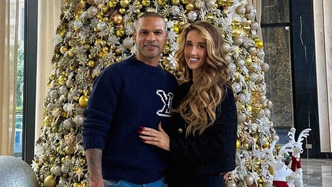 धवनचं काही वर्षांपूर्वी आयशा मुखर्जीसह घटस्फोट झाला होता. त्यानंतर काही महिन्यांनी शिखर आणि सोफी रिलेशनमध्ये आले. दोघेही गेल्या दीड वर्षांपासून संबंधात आहेत. सोफी आयर्लंडची रहिवाशी आहे. (Photo Credit : Instagram/Shikhar Dhawan)