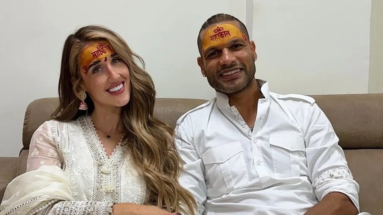 शिखर आणि सोफी गेल्या अनेक महिन्यांपासून रिलेशनमध्ये आहेत. दोघेही पहिल्यांदा आयसीसी चॅम्पियन्स ट्रॉफी 2025 स्पर्धेतील सामन्यात एकत्र दिसले होते. तेव्हापासून दोघांमधील जवळीक वाढली.  (Photo Credit: PTI)