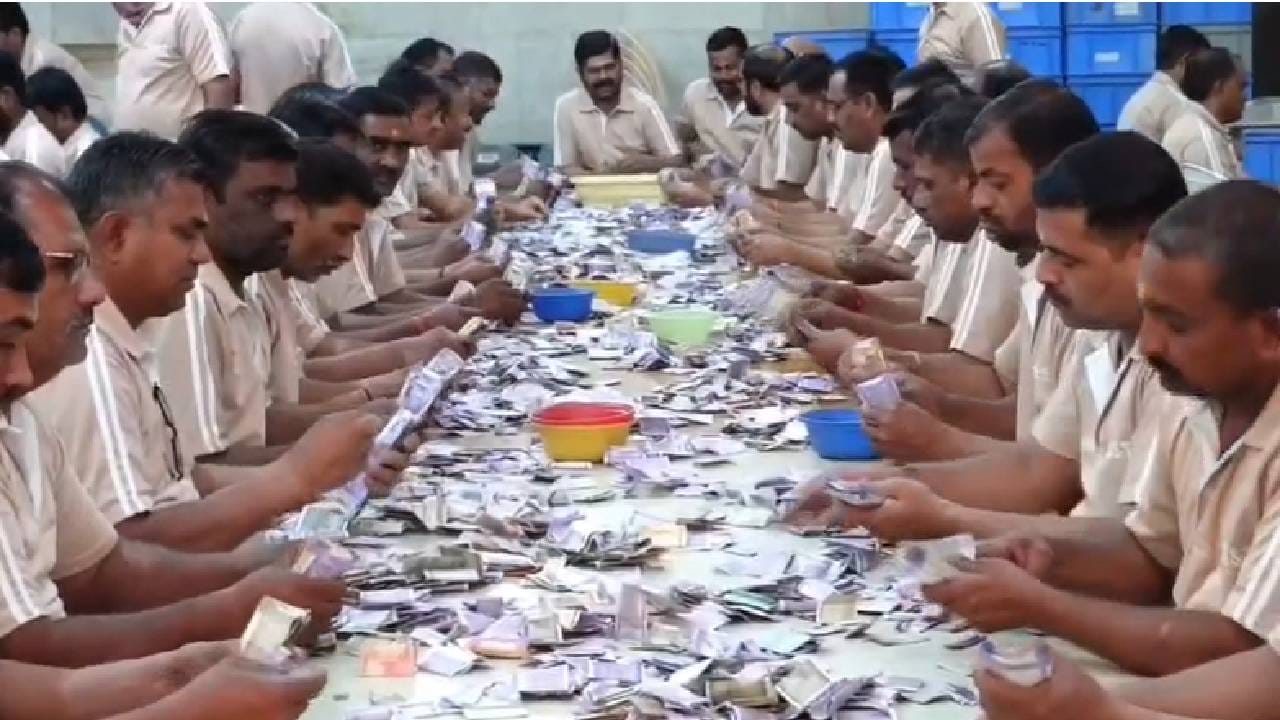 नाताळच्या सुट्ट्या आणि नवीन वर्षाच्या स्वागतासाठी अनेकजण फिरायला गेले होते. ठिकठिकाणी गर्दी पाहायला मिळाली होती. काही जण हे शिर्डी येथील साईबाबांचे दर्शन घेण्यासाठी गेले होते. गेल्या आठ दिवसात साईबाबांच्या चरणी आठ लाखांहून अधिक भाविक दर्शनासाठी आले होते. आता या आठ दिवसात भाविकांनी केलेल्या दानाचा आकडा समोर आला आहे.