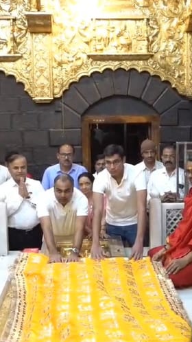 साईबाबा संस्थानला 1 कोटी 2 लाख रुपयांची देणगी....