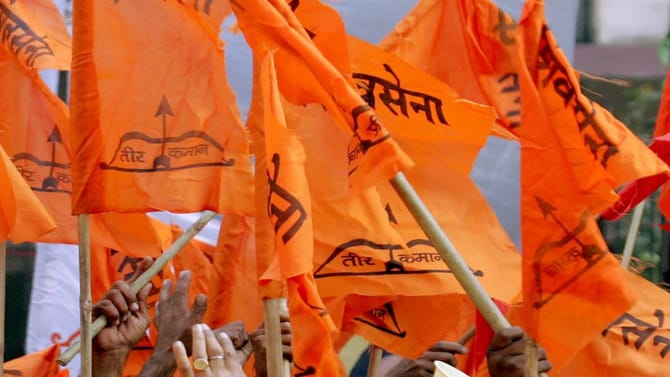 मोठी बातमी! शिवसेनेचा धाडसी निर्णय, बड्या नेत्याची पक्षातून हकालपट्टी