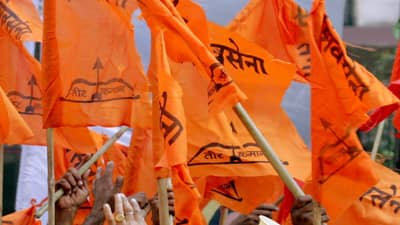 मोठी बातमी! शिवसेनेचा धाडसी निर्णय, बड्या नेत्याची पक्षातून हकालपट्टी; राजकीय घडामोडींना वेग