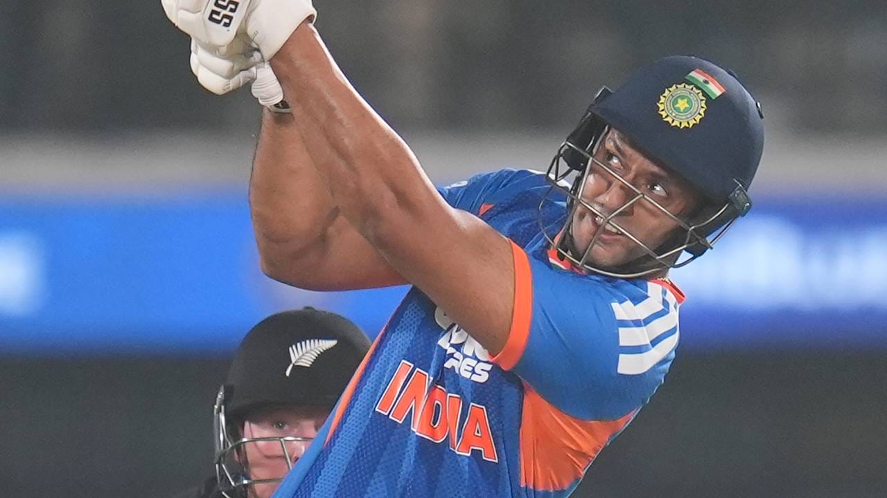भारताने पाचव्या टी20 सामन्यात 23 षटकार मारत आपल्याच विक्रमाची बरोबरी केली. भारताने यापूर्वी 2024 मध्ये दक्षिण अफ्रिकेविरुद्ध जोहान्सबर्गमध्ये 23 षटकार मारले होते. यासह या यादीत आपल्या रेकॉर्डसह पहिल्या स्थानावर कायम आहे. (Photo- BCCI Twitter)