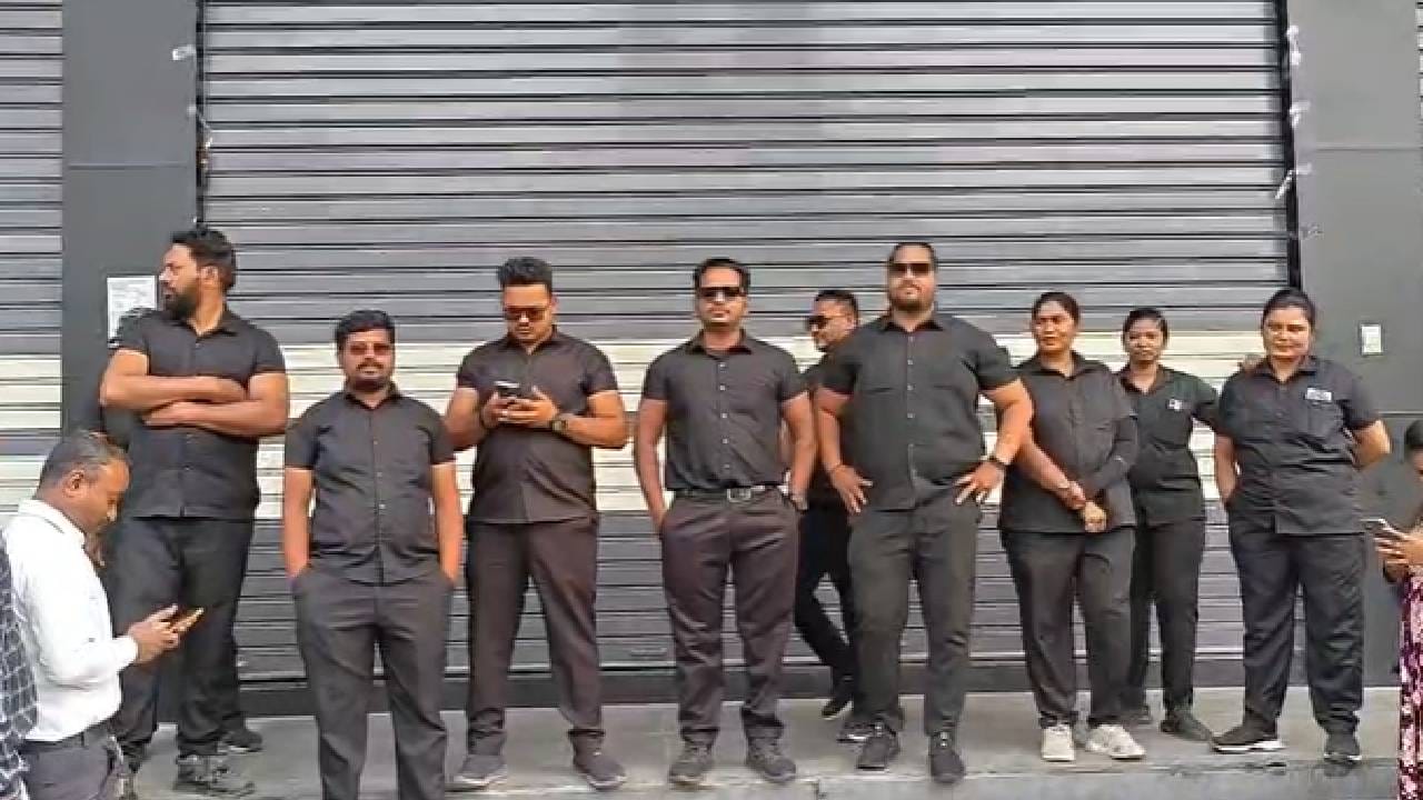 खरेदीसाठी दुकानात एकच झुंबड उडाल्याने परिस्थिती नियंत्रणाबाहेर गेली. या गोंधळात तीन महिला बेशुद्ध पडल्या, तर गर्दी आवरण्यासाठी दुकान मालकाला शटर बंद करावे लागले आणि पोलिसांना पाचारण करण्यात आले.