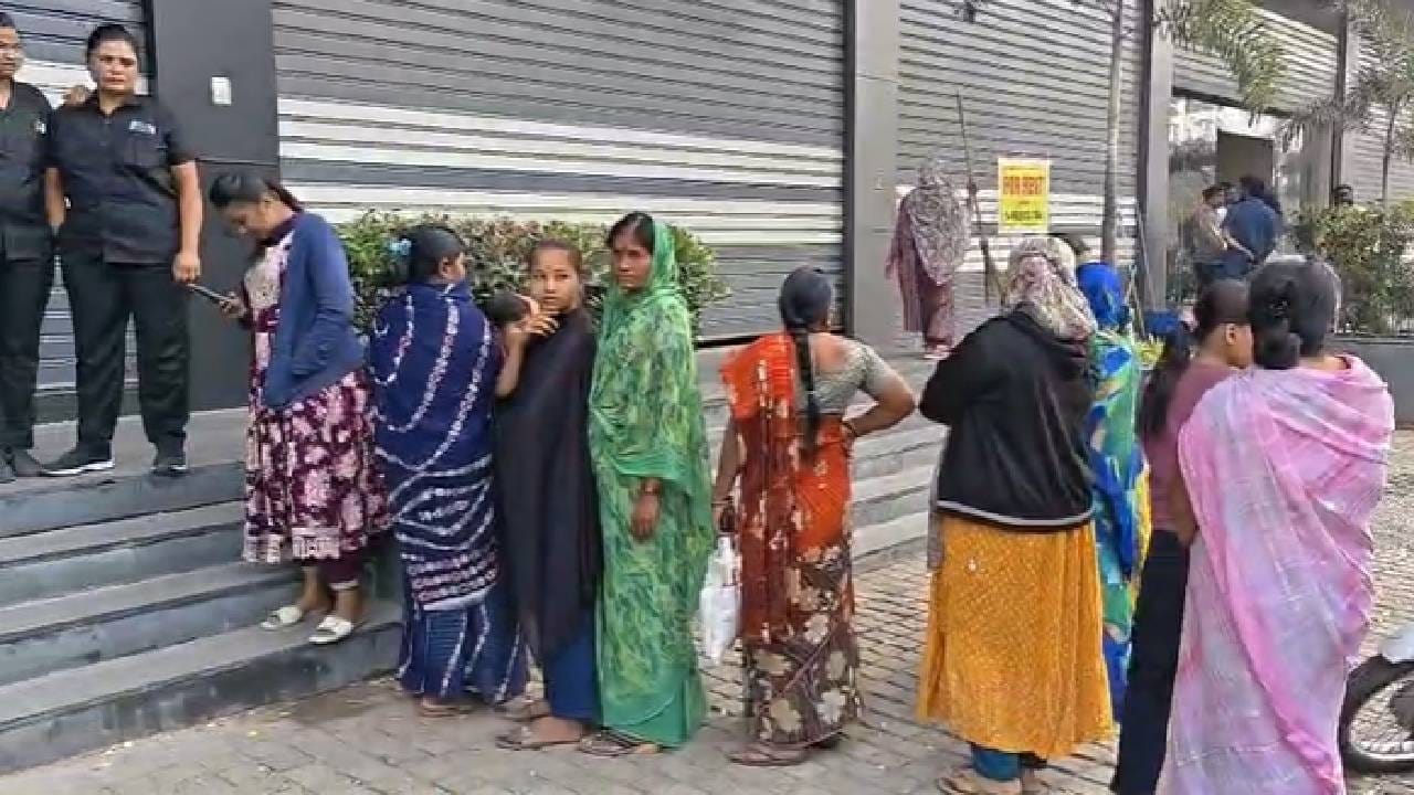 पोलिसांच्या हस्तक्षेपानंतर परिस्थिती नियंत्रणात आली. खबरदारी म्हणून आज सकाळी दुकान पुन्हा उघडण्यात आले असून बाहेर सुरक्षारक्षक तैनात करण्यात आले आहेत. महिलांसाठी आणि पुरुषांसाठी स्वतंत्र रांगा लावून शिस्तबद्ध पद्धतीने खरेदी सुरू करण्यात आली आहे. 