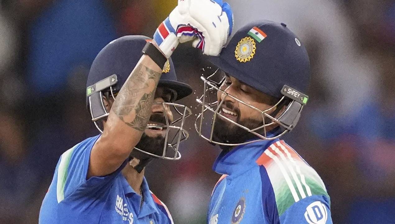 श्रेयस अय्यरचं अखेर क्रिकेटच्या मैदानात पुनरागमन ठरलं आहे. उजव्या हाताचा फलंदाज ऑस्ट्रेलिया दौऱ्यात दुखापतग्रस्त झाला होता. तेव्हापासून दोन महिने क्रिकेटच्या मैदानातून दूर होता. अखेर त्याला कमबॅकचा मुहूर्त सापडला आहे. 6 जानेवारीला श्रेयस अय्यर पहिला सामना खेळणार आहे. (Photo- PTI)