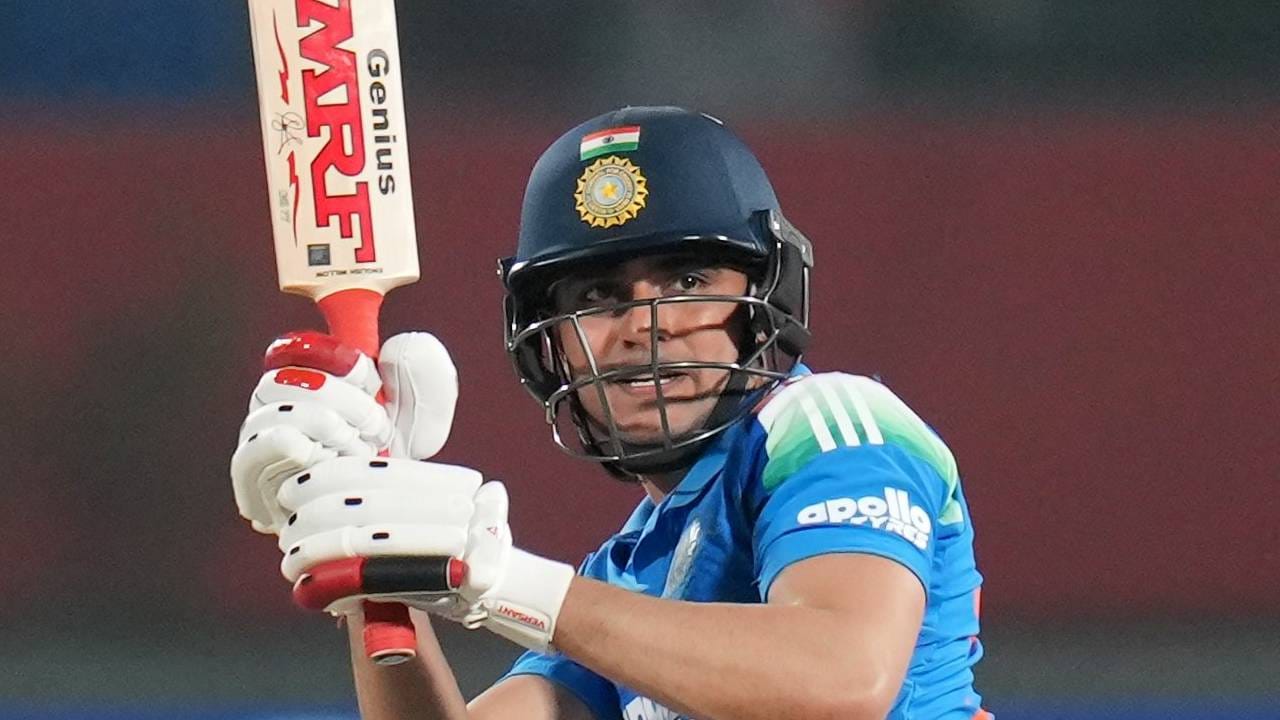 कर्णधार शुबमन गिलला 3 हजार धावा पूर्ण करण्यासाठी फक्त 70  धावांची आवश्यकता आहे. हा विक्रम करण्यासाठी फक्त 61 डाव घेईल. यामुळे वेगाने 3000  एकदिवसीय धावा पूर्ण करणारा भारतीय फलंदाज बनेल. (PHOTO: BCCI Twitter)