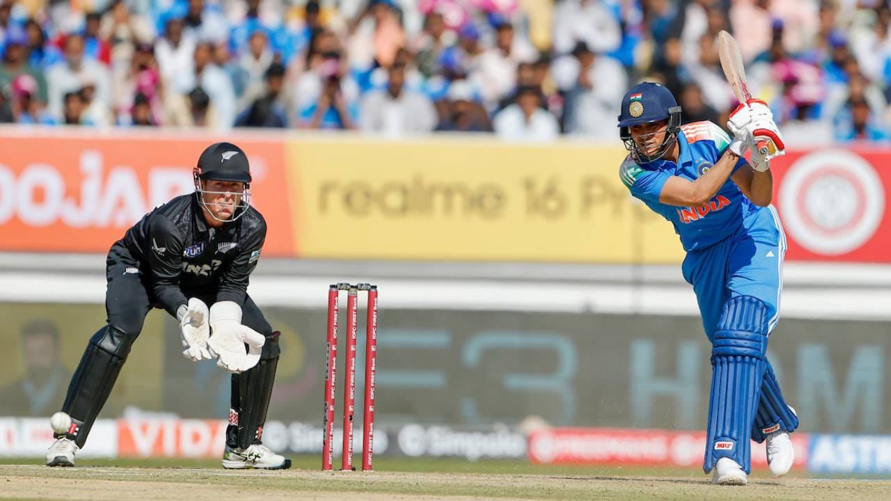 भारत आणि न्यूझीलंड यांच्याती तिसरा वनडे सामना 18 जानेवारीला  इंदुरमध्ये खेळला जाणार आहे. या सामन्यातील विजयी संघाच्या नावावर मालिका होणार आहे. या सामन्यात सर्वांचं लक्ष कर्णधार शुबमन गिलच्या कामगिरीवर असणार आहे. त्याला कारणही तसंच आहे. (PHOTO: BCCI Twitter) 