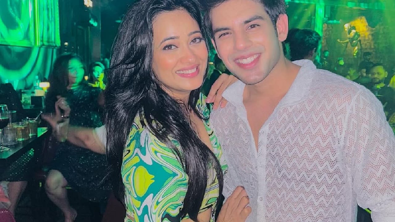 श्वेता तिवारीने तिच्या इन्स्टाग्रामवर ‘अनुपमा’ मालिकेत अंशची भूमिका साकारणाऱ्या अभिनेता वरुण कस्तुरियासोबतचे फोटो शेअर केले आहेत. या फोटोंमध्ये श्वेता आणि वरुण यांचे नाते खूपच जवळचे असल्याचे दिसून येत आहे. त्यामुळे चाहत्यांमध्ये उत्सुकता वाढली होती. 