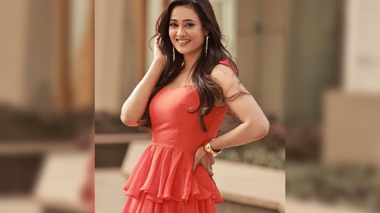 अभिनेत्रीचा प्रत्येक लुक हा चाहत्यांना आकर्षित करणारा असतो. अशातच आता श्वेता तिवारीने तिचे लाल रंगाच्या ड्रेसमधील काही सुंदर फोटो शेअर केले आहेत.