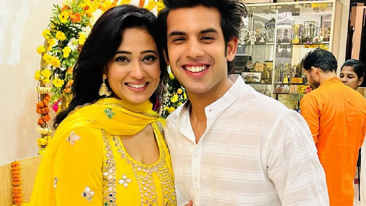 श्वेता तिवारीने उघडपणे सांगितलं की, ती वरुणला आपला मुलगा मानते. एवढंच नाही तर तिने स्वतःला वरुणची आई असल्याचंही या पोस्टमध्ये नमूद केलं आहे. शेअर केलेल्या फोटोंपैकी एका फोटोमध्ये श्वेता आणि वरुण समुद्रकिनारी उभे राहून कॅमेऱ्याकडे हसताना दिसत आहेत.