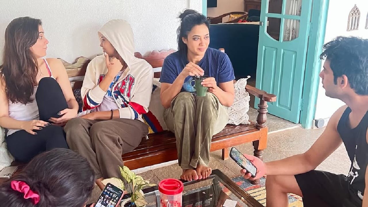 या फोटोंच्या कॅप्शनमध्ये श्वेता तिवारीने लिहिलं की, 'मला माहिती आहे की वरुणने आयुष्यात खूप संघर्ष पाहिला आहे. त्याला अनेक अडचणींना सामोरं जावं लागलं आहे. तो एक खरा फायटर आहे'.