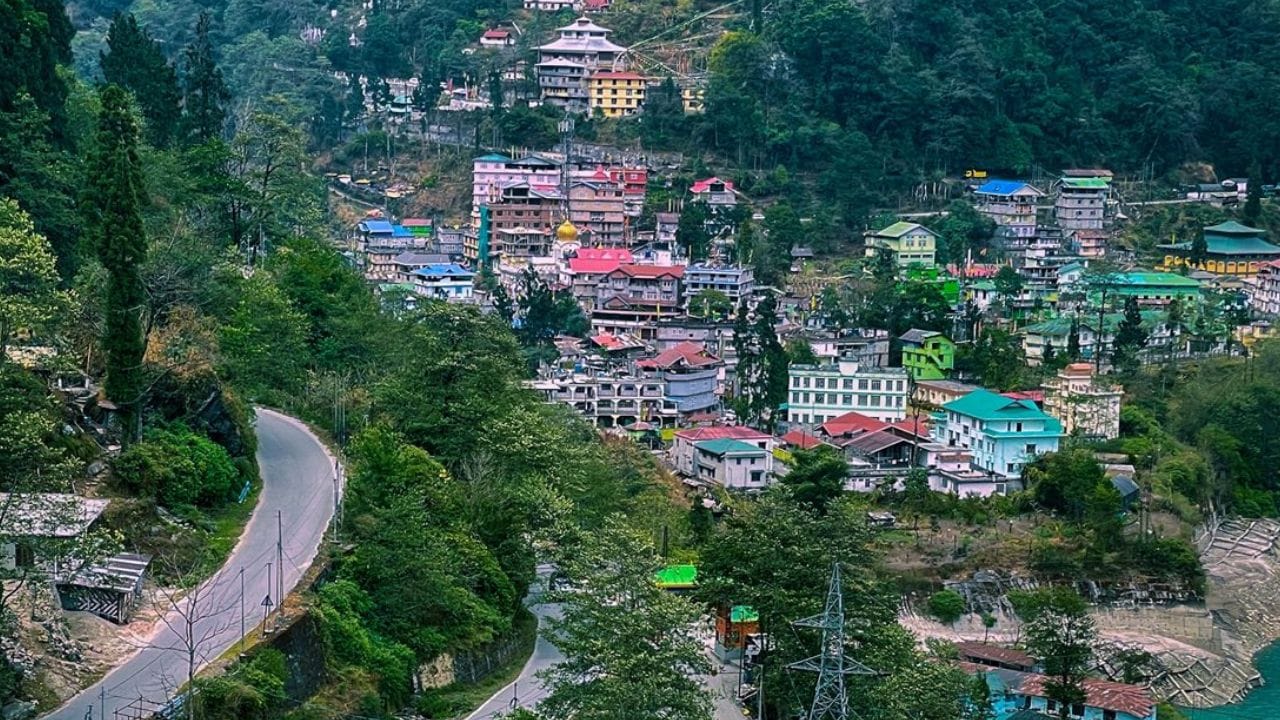 सिक्कीम : भारताला स्वातंत्र्य मिळाल्यानंतर तब्बल 28 वर्षांनी सिक्कीम हे  राज्य भारतात पूर्णपणे सामील झाले. 1947 मध्ये भारत स्वतंत्र झाला तेव्हा सिक्कीममध्ये 'चोग्याल' राजघराण्याची सत्ता होती. त्यावेळी सिक्कीम हे भारताचे एक 'संरक्षित राज्य'होते, ज्याचे परराष्ट्र व्यवहार, संरक्षण आणि दळणवळण भारत सरकार पाहत असे.