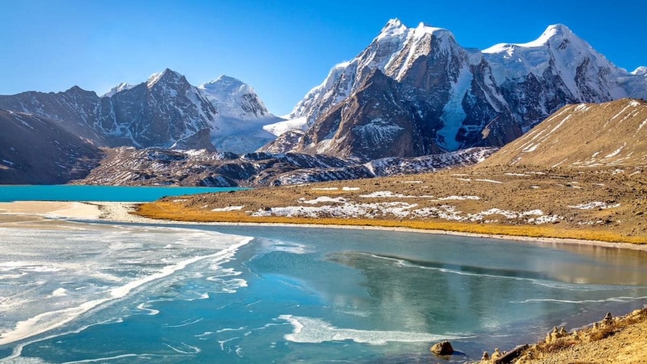 सार्वमत : सिक्कीमच्या जनतेची इच्छा जाणून घेण्यासाठी 1975 मध्ये तिथे सार्वमत घेण्यात आले. या मतदानात सुमारे 97.5% जनतेने भारतासोबत सामील होण्याच्या बाजूने कौल दिला.