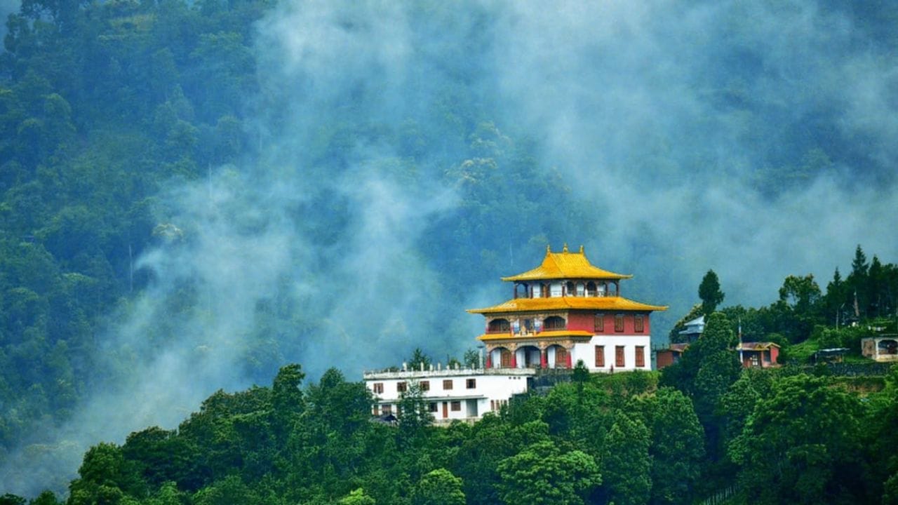 जनतेची मागणी : 1970 च्या दशकात सिक्कीममधील जनतेने राजेशाहीविरुद्ध आवाज उठवला आणि लोकशाही स्थापन करून भारतासोबत पूर्णपणे विलीन होण्याची इच्छा व्यक्त केली.