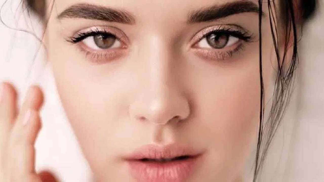  यासोबतच चेहऱ्यावरील टॅन दूर करण्यासाठी कॉफीमध्ये मध मिक्स करून चेहऱ्यावर लावा, ज्यामुळे चेहऱ्या अधिक तजेलदार होण्यास मदत होईल. 