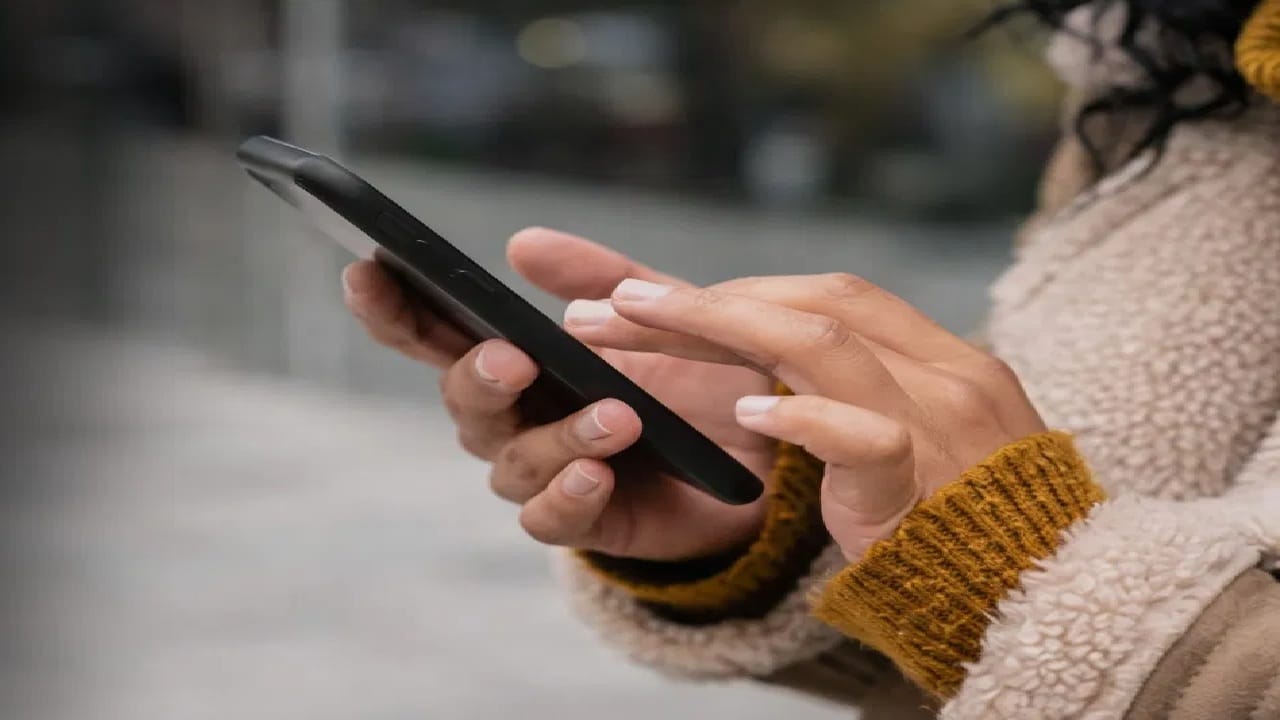 तुमचा जुना फोन विकताय? तर 'या' 5 चुका टाळा, अन्यथा पश्चात्ताप करण्याची येईल वेळ तुमचा जुना फोन विकताय? तर 'या' 5 चुका टाळा, अन्यथा पश्चात्ताप करण्याची येईल वेळ