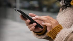 तुमचा जुना फोन विकताय? तर 'या' 5 चुका टाळा, अन्यथा पश्चात्ताप.... तुमचा जुना फोन विकताय? तर 'या' 5 चुका टाळा, अन्यथा पश्चात्ताप....