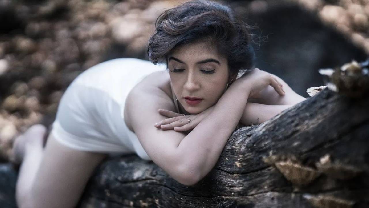 स्नेहलता वसईकरचा जन्म 25 एप्रिल 1988 साली झाला. तिला फिट राहायला कायम आवडतं. त्यासाठी स्नेहलता दररोज न चुकता व्यायाम आणि योग करते. ती सोशल मीडियावर देखील प्रचंड सक्रिय असते.