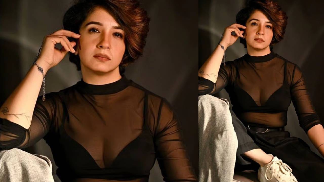 सेन्हलताने मॉडेलिंग करत करिअसरला सुरुवात केली. ती इन्फ्लूएन्सर देखील आहे. सोशल मीडियावर स्नेहलता ही सतत तिचे बोल्ड फोटो शेअर करताना दिसते. या फोटोंमुळे तिला ट्रोलिंगचा देखील सामना करावा लागतो. तिने काही मालिका आणि चित्रपटांमध्येही काम केले आहे.